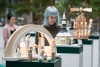 07 – Im Vordergrund: Figurenensemble kavex; Näumanns Galerie für Holzkunst & Design, Seiffen 2015. 